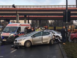 Wypadek z udziałem policyjnego radiowozu w Łodzi. Policjanci zostali przewiezieni do szpitala