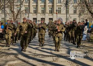 Żołnierze Ośrodka Reprezentacyjnego wspierają Światowy Dzień Świadomości Autyzmu.