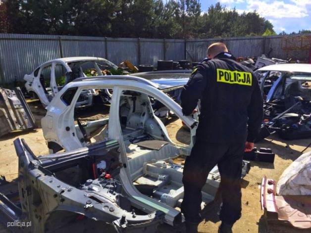 Bydgoscy policjanci odzyskali skradzione audi i zlikwidowali dziuplę samochodową
