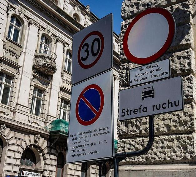Zakaz parkowania na ul. 6 Sierpnia. Zaczęła obowiązywać nowa organizacja ruchu