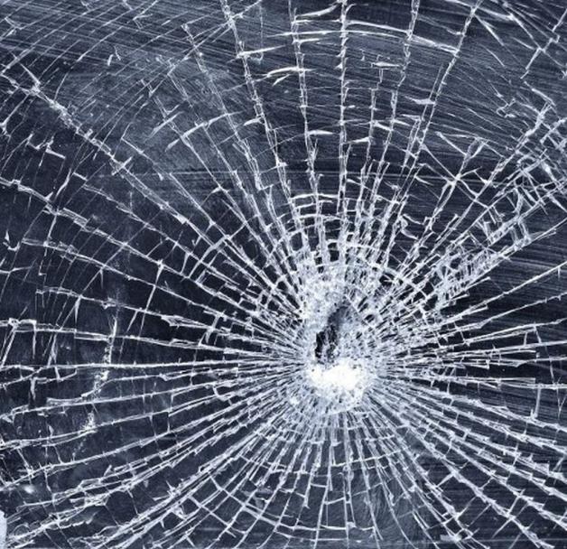 Wybił szybę w witrynie sklepowej i zniszczył kilka donic z kwiatami – został zatrzymany przez policjantów
