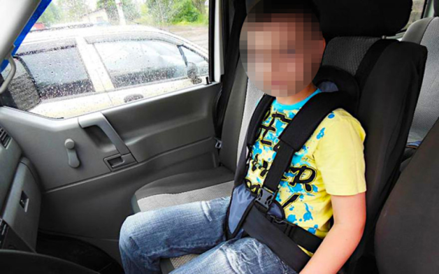 Uciekł przed kontrolą drogową pozostawiając w samochodzie 8-letnie dziecko