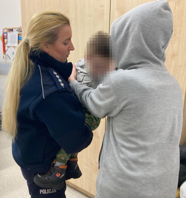 Dzięki policjantom rozłąka dzieci z mamą nie trwała długo